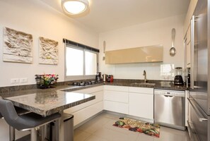 Frigorifero, microonde, forno, lavastoviglie