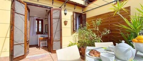 屋外ダイニングエリア