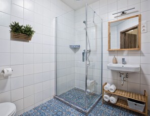 Dusj, hårføner, håndklær og såpe