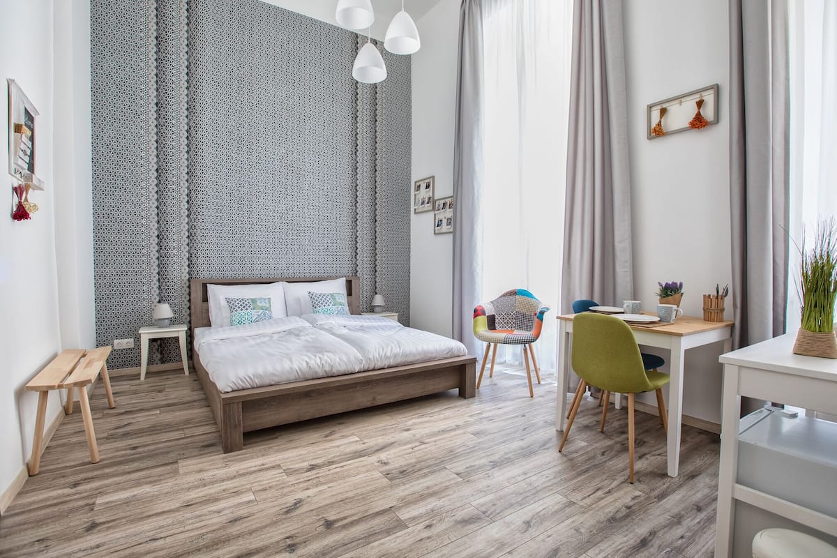Con stile personalizzato, con arredamento individuale, una scrivania