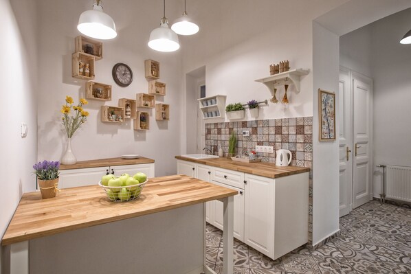 Kjøleskap, mikrobølgeovn, vannkoker og kjøkkenutstyr