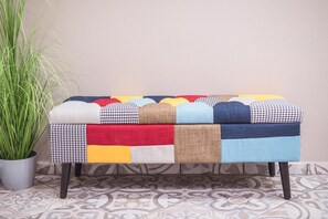 각각 다른 스타일의 인테리어, 각각 다르게 가구 비치, 책상, 노트북 작업 공간