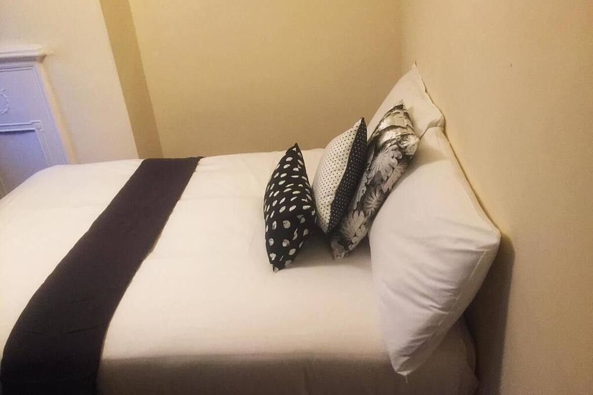 Deluxe Double Room | Soundproofing, WiFi (free), bed sheets