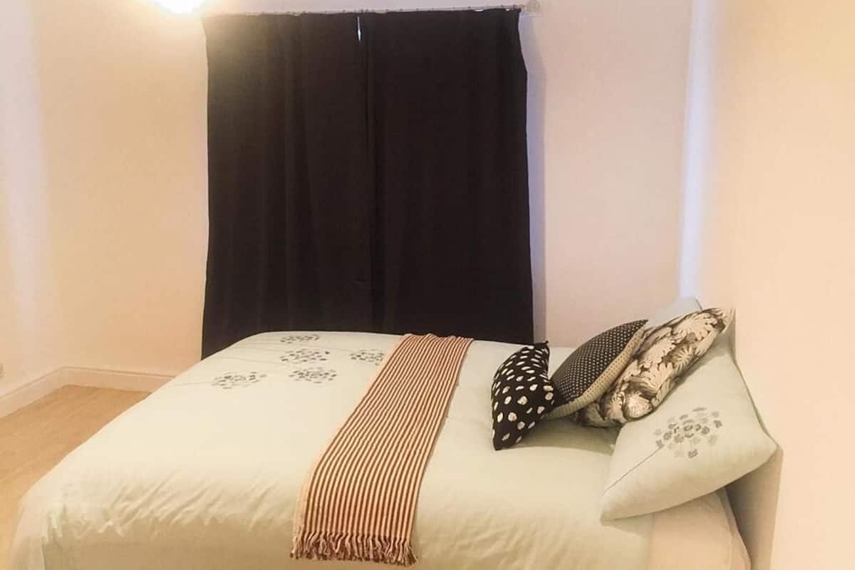 Soundproofing, free WiFi, bed sheets