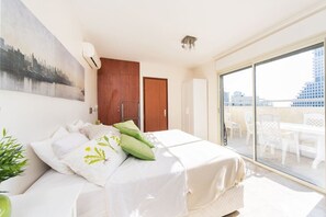 2 habitaciones y tabla de planchar con plancha 