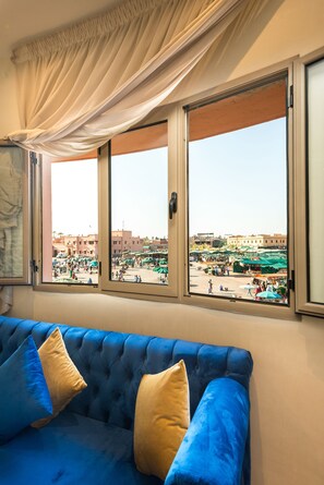 Apartamento panorámico, 2 habitaciones, vistas a la ciudad (Without Balcony) | Zona de estar | Una televisión de pantalla plana