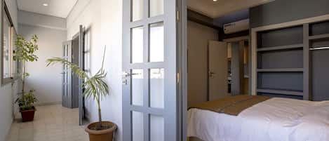 ستائر تعتيم وتجهيزات عازلة للصوت ومكواة/لوح كي وواي فاي مجانًا