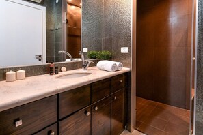 Hair dryer, towels - Modern Gem with Stunning Balcony (Herzliya)