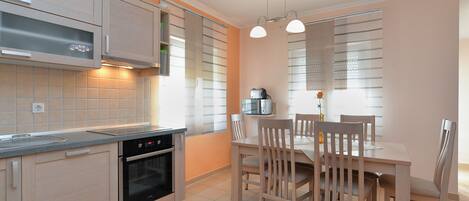 Køleskab, mikrobølgeovn, ovn, kogeplade