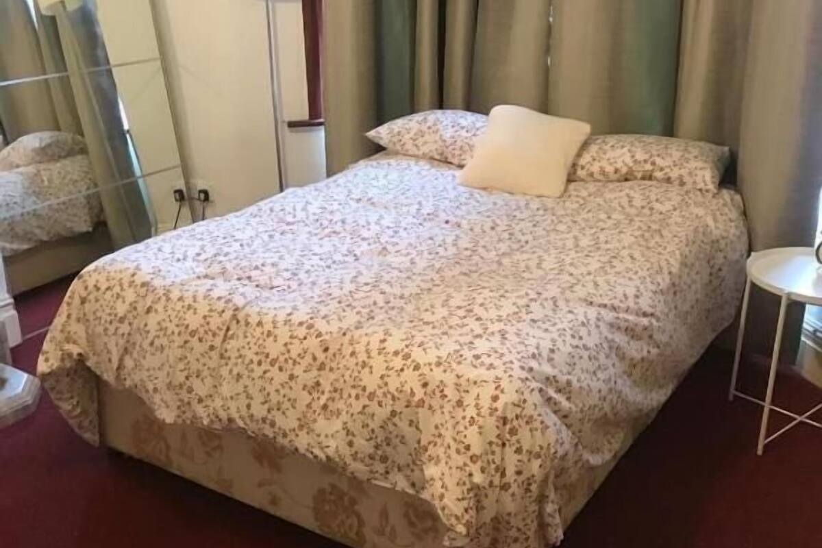 واي فاي مجانًا وملاءات أسرّة