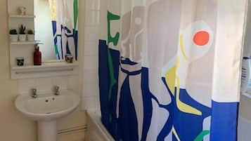 Combined shower/bathtub, free toiletries, hair dryer, towels