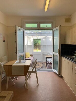 Frigorífico, microondas, horno y placa de cocina