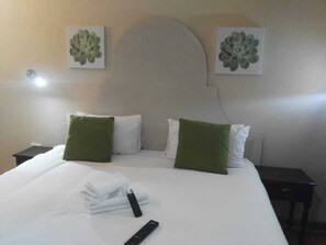 Quarto casal elite, 1 cama de casal | Frigobar (abastecido com alguns itens grátis), cofres nos quartos