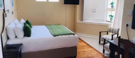 豪華雙人房, 1 間臥室, 海景 | 迷你吧贈品、房內夾萬、書桌、隔音