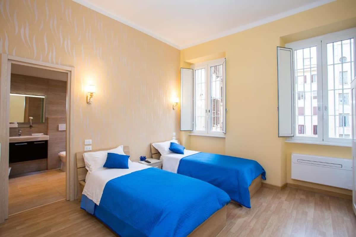Twin Room | 1 bedroom, minibar, in-room safe, desk