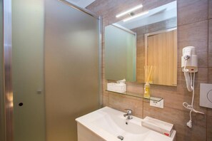 Suite, Balcony | Bathroom | Shower, free toiletries, hair dryer, slippers - BQ House Castello Luxury Rooms (Rome)