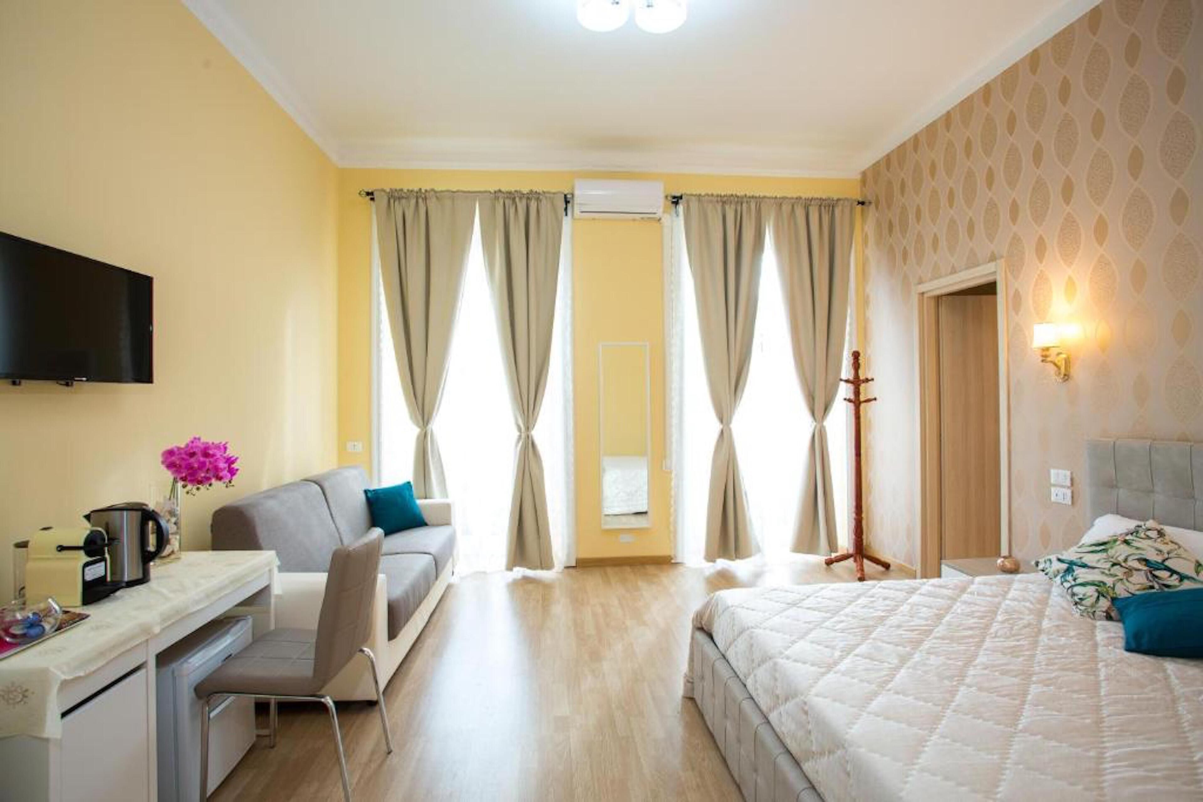Suite, balcón | Minibar, caja fuerte, escritorio y cortinas opacas