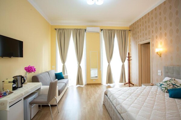 Suite, balcone | Minibar, una cassaforte in camera, una scrivania, tende oscuranti