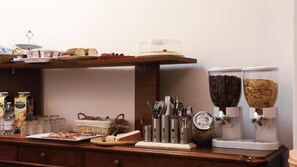 Colazione a buffet, servita tutte le mattine (10 EUR a persona)