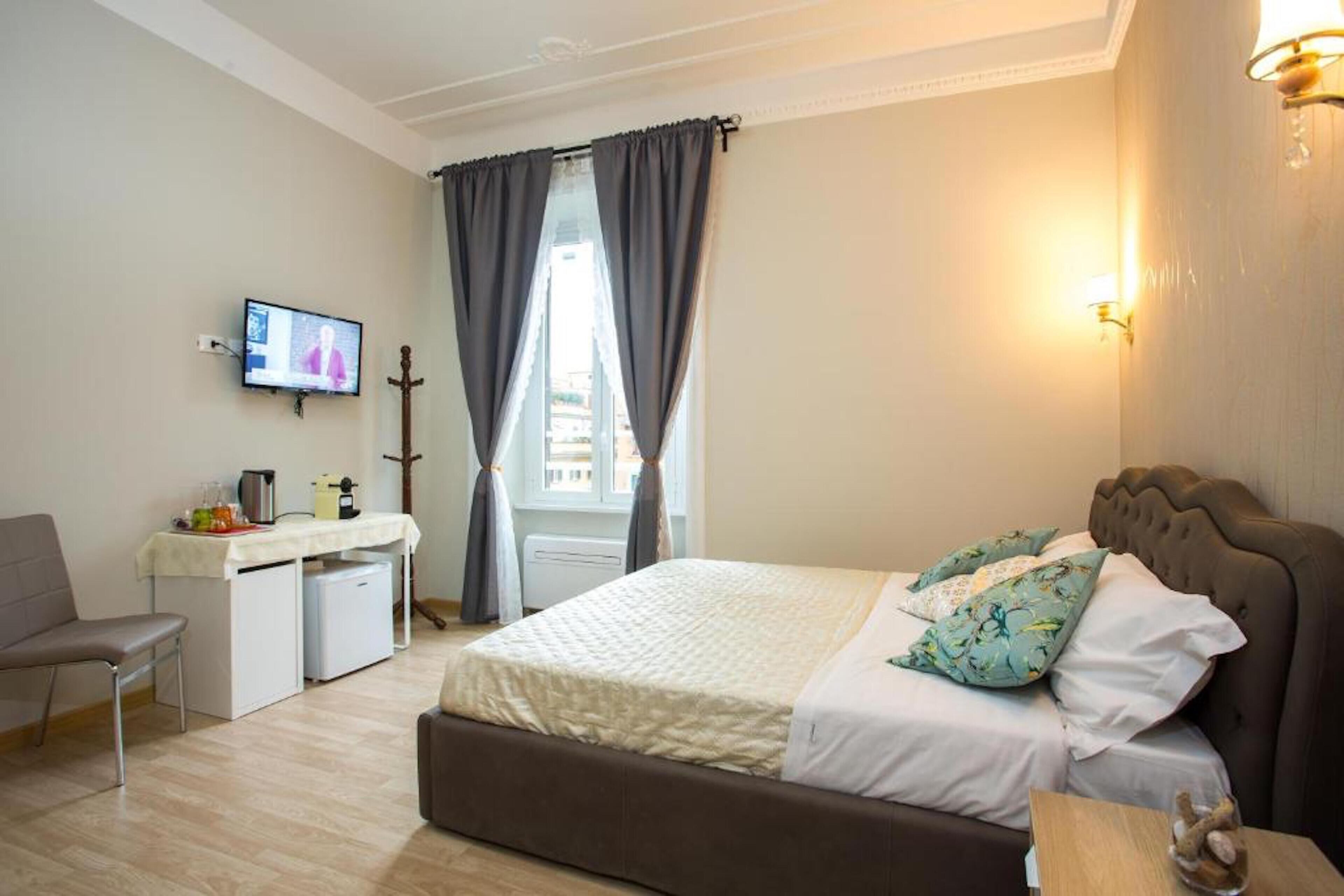 Suite | Minibar, in-room safe, desk, blackout drapes