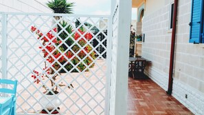 Terrace/patio - Apartment sleeps 4 in a villa 100m from the sandy sea (Torre Chianca)
