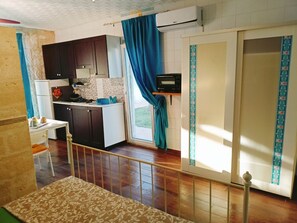 Réfrigérateur, micro-ondes, plaque de cuisson, cafetière/bouilloire