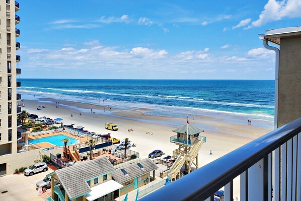 على الشاطئ، ركوب قوارب الكاياك، الإبحار باللنشات، صيد الأسماك