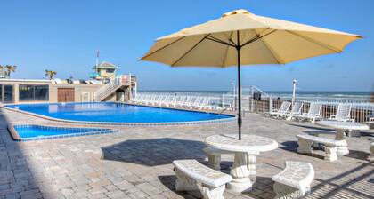 FREE DAILY ACTIVITIES! Remodeled-Ocean/Intracoastal Views-Private Balcony-King Bed-Huge 65" Smart TV
