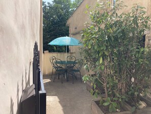Outdoor dining - Dovecote of the 19th of 45m2, fully restored. (Roquesteron)