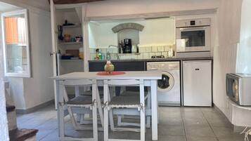Frigorífico, microondas, horno y placa de cocina