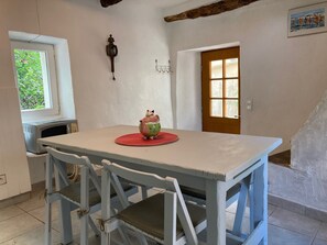 Dining - Dovecote of the 19th of 45m2, fully restored. (Roquesteron)