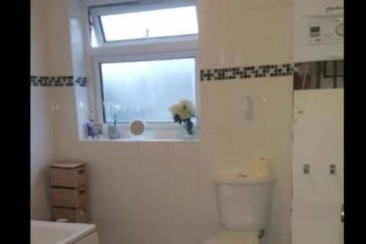 Separate bathtub and shower, free toiletries, hair dryer, towels