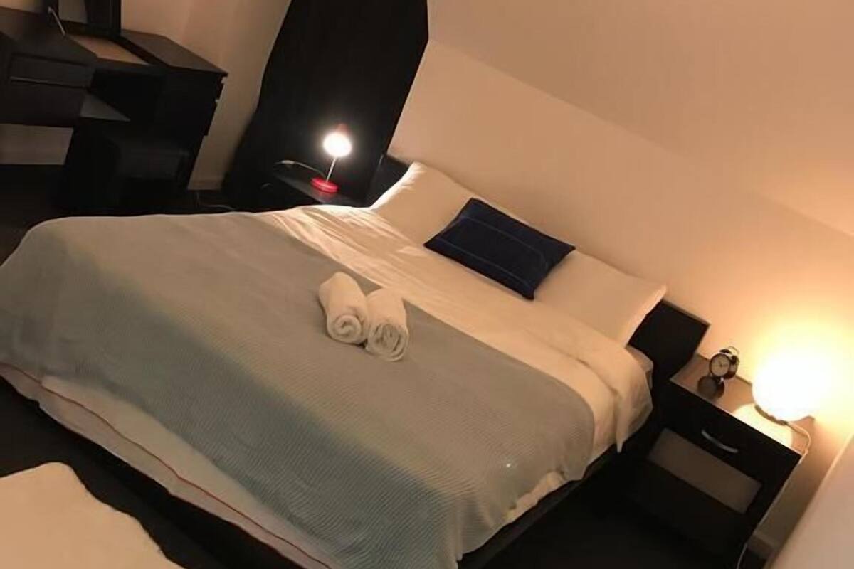 Deluxe Queen Room | Soundproofing, free WiFi, bed sheets