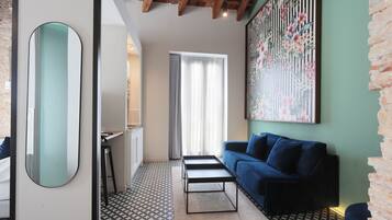 Suite, Hot Tub | In-room safe, desk, free WiFi, bed sheets