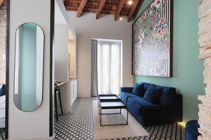 套房, 熱水浴缸 | 客房內保險箱、書桌、免費無線上網、床單