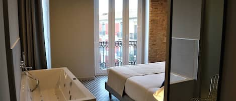 Suite, Whirlpool | 1 Schlafzimmer, Zimmersafe, Schreibtisch, kostenloses WLAN