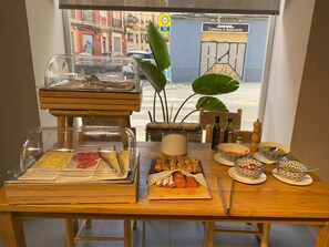 Breakfast, lunch, dinner served; Mediterranean cuisine 