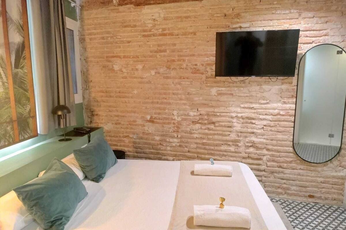 In-room safe, desk, WiFi (free), bed sheets