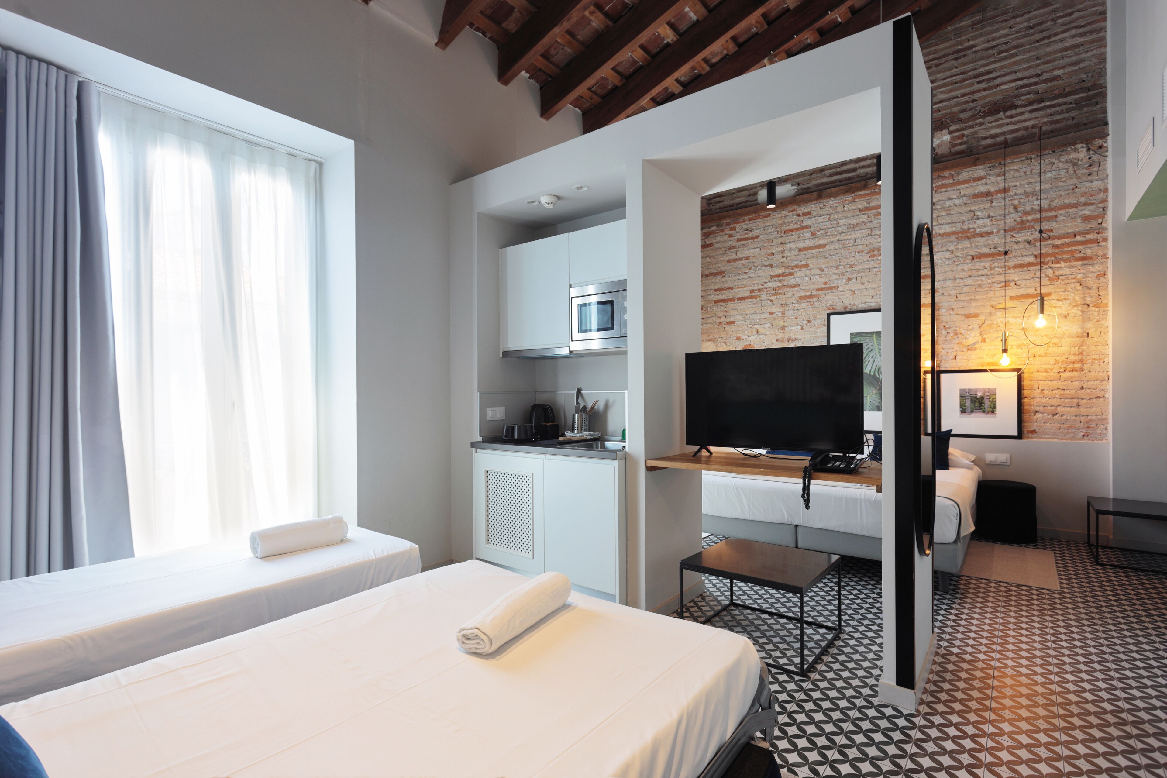 family room | 1 bedroom, in-room safe, desk, free wifi