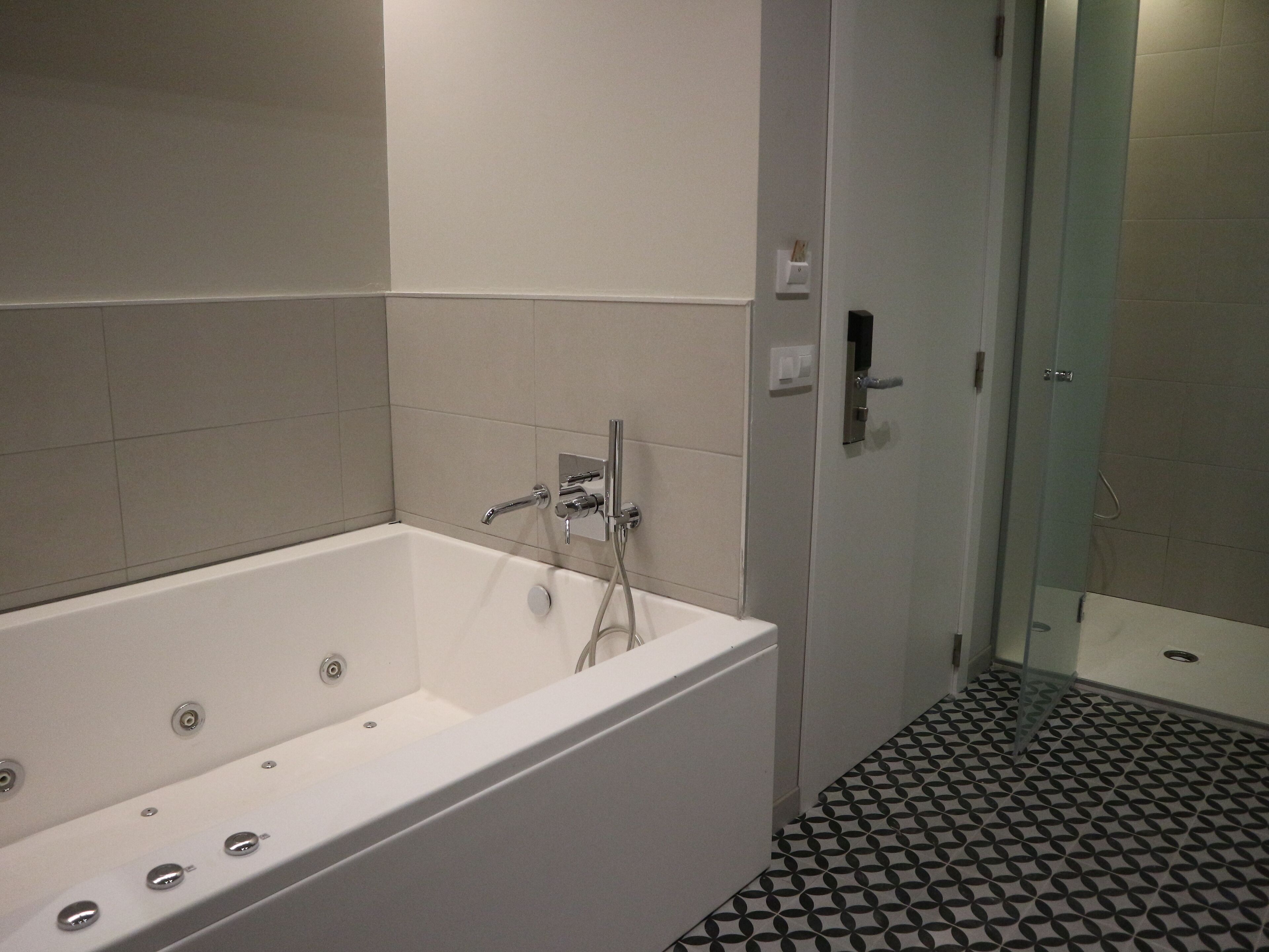 double room, hot tub | jetted bathtub