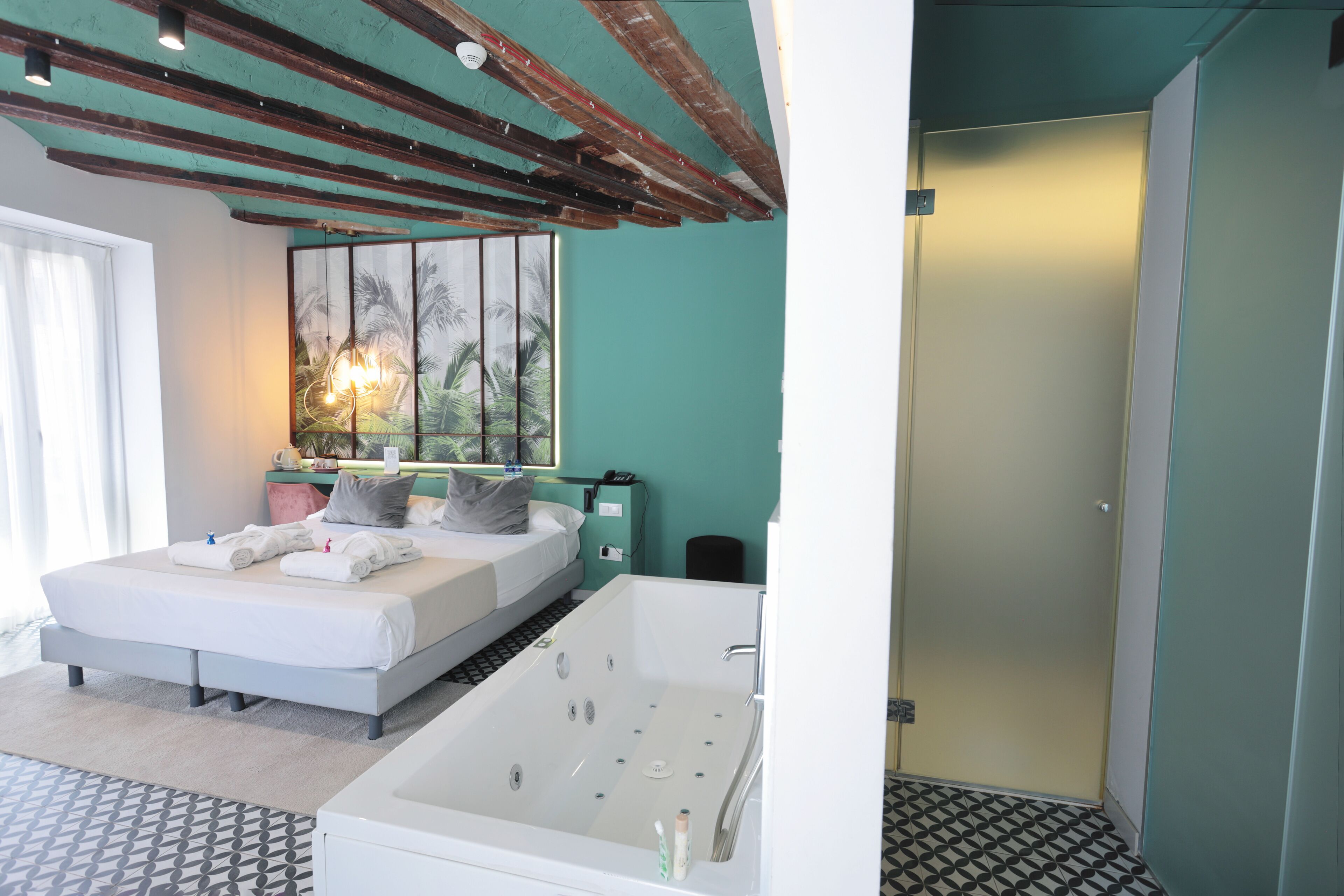 deluxe double room, hot tub | 1 bedroom, in-room safe, desk, free wifi