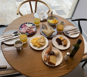 Breakfast, lunch, dinner served; Mediterranean cuisine