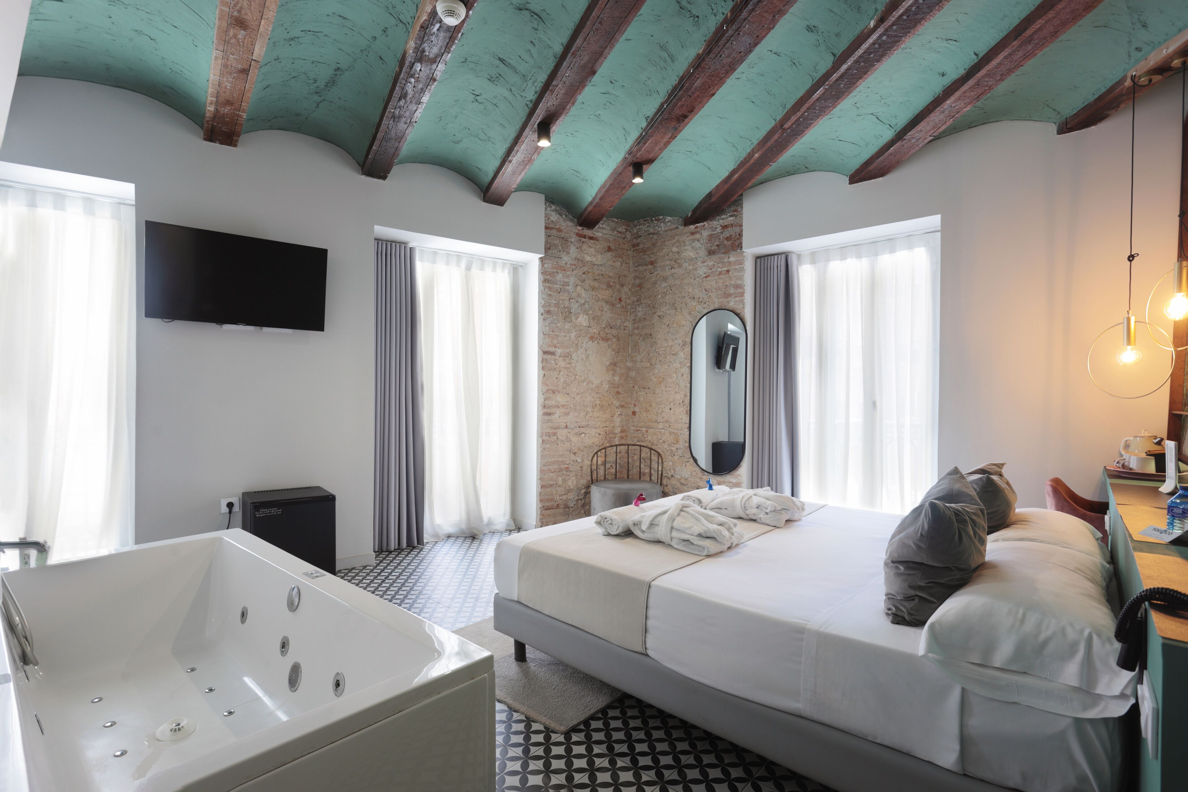 deluxe double room, hot tub | 1 bedroom, in-room safe, desk, free wifi