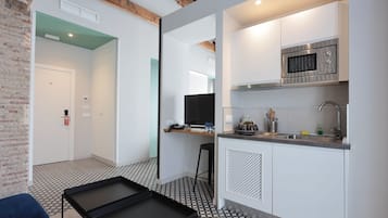Suite, bain Ă remous | 1 chambre, coffres-forts dans les chambres, bureau, Wi-Fi gratuit