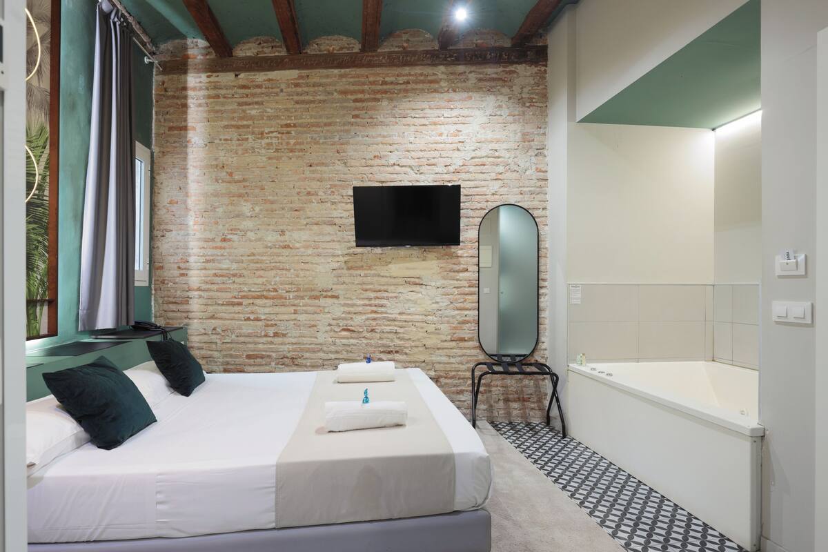 In-room safe, desk, WiFi (free), bed sheets
