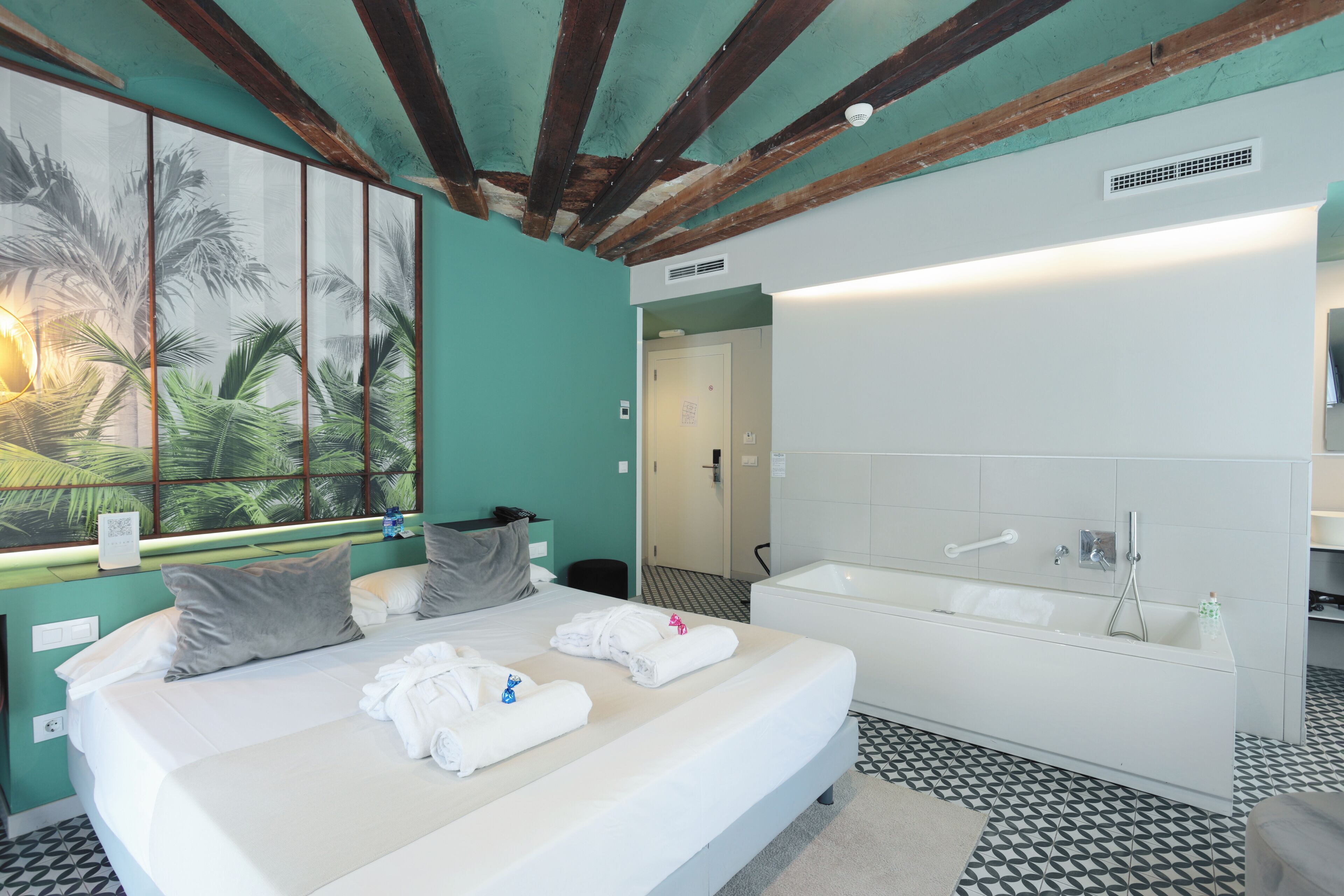 deluxe double room, hot tub | 1 bedroom, in-room safe, desk, free wifi