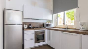 JÀÀkaappi, mikroaaltouuni, uuni, liesi