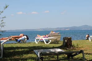 Private beach, black sand, sun loungers - Agriturismo Casale del Contadino (Bolsena)