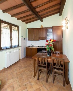 Apartment, Erdgeschoss (Voltumna) | Eigene Küche | Kühlschrank, Ofen, Herdplatte, Geschirrspüler