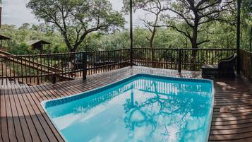 Utendørsbasseng og solsenger